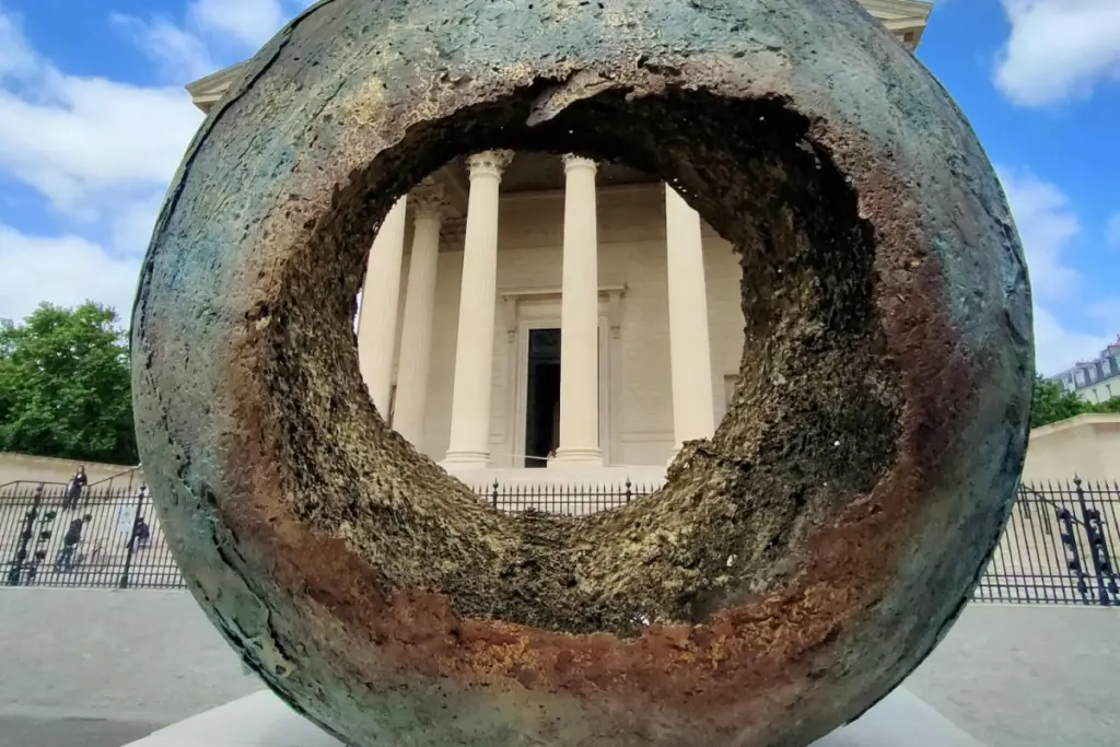 Vue de Paris avec la tour Eiffel au coucher du soleil, passants et terrasses animées en premier plan