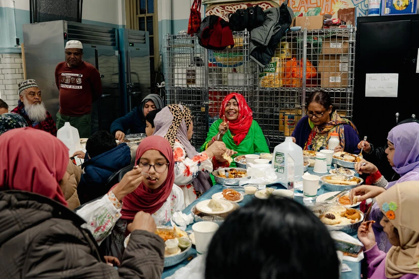 Zohran Mamdani, maire de New York, salue une foule devant l’hôtel de ville, décorations du ramadan visibles