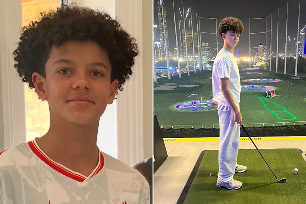 Accident de la route : un garçon de 13 ans, secouristes près d’une voiture accidentée sur la chaussée