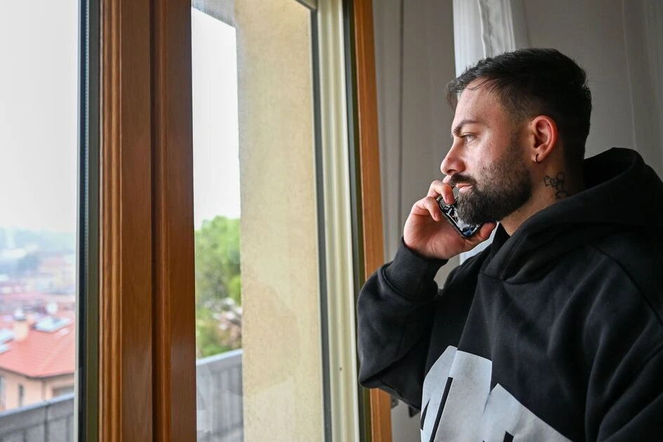 Allocations et offre fibre à 12,50 £ affichées sur un écran, avec une main tenant un smartphone devant un routeur