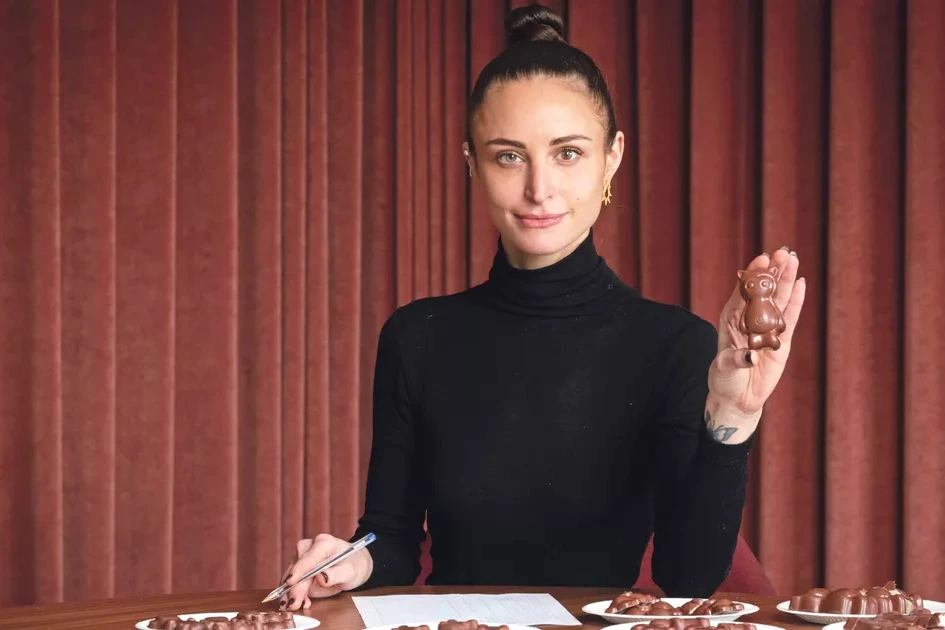 Assortiment d’oursons en guimauve enrobés de chocolat, posés sur une assiette dans une boutique à Paris
