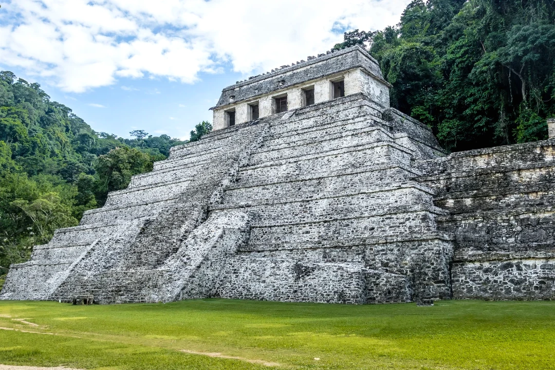 Astronome maya observant le ciel étoilé depuis un temple, avec constellations et lune en arrière-plan