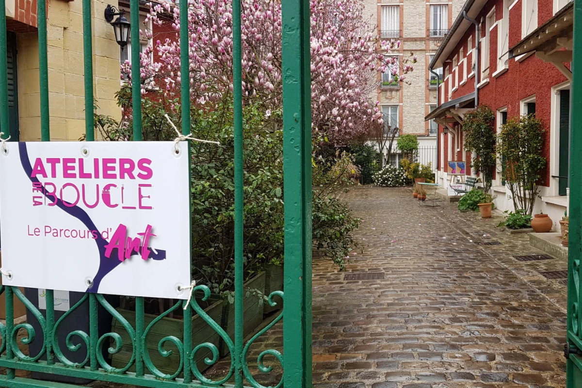 Atelier d’artiste ouvert en mai 2026, visiteurs observant des œuvres au Vésinet, Chatou et Carrières-sur-Seine