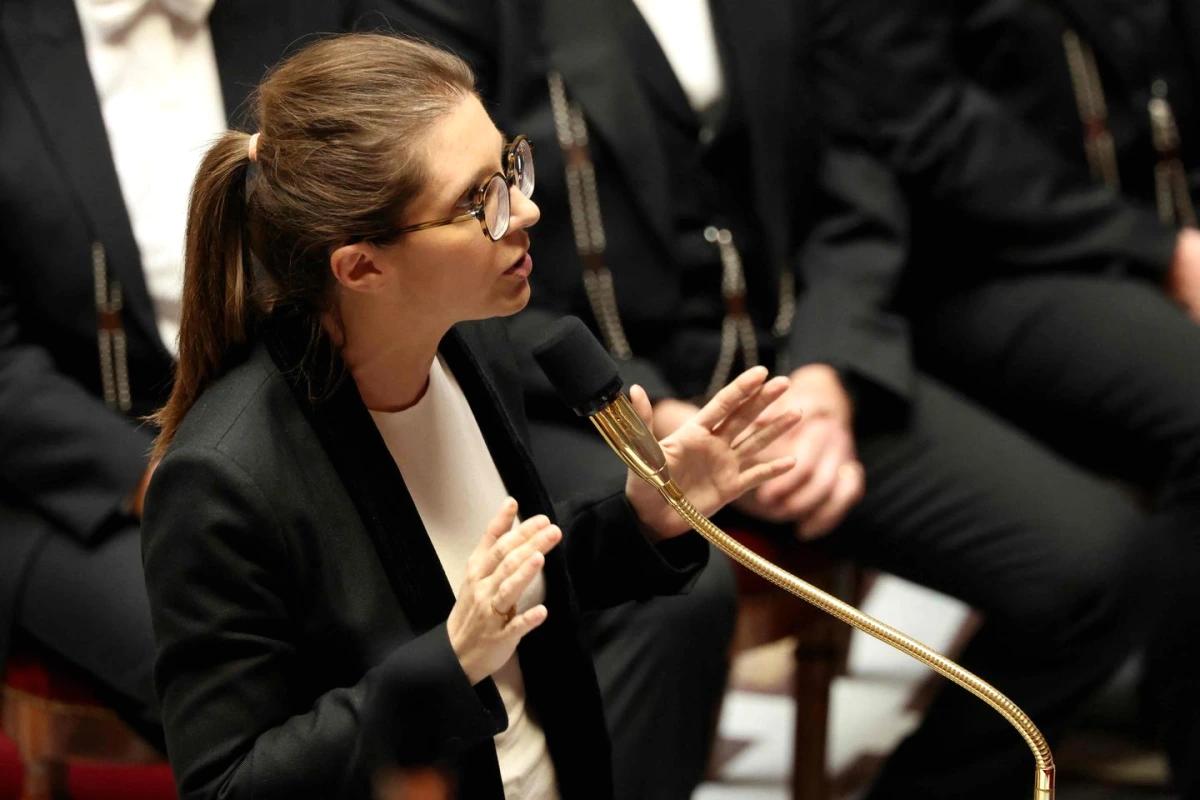 Aurore Bergé s’exprime au micro devant des journalistes, à l’Assemblée nationale, à Paris.