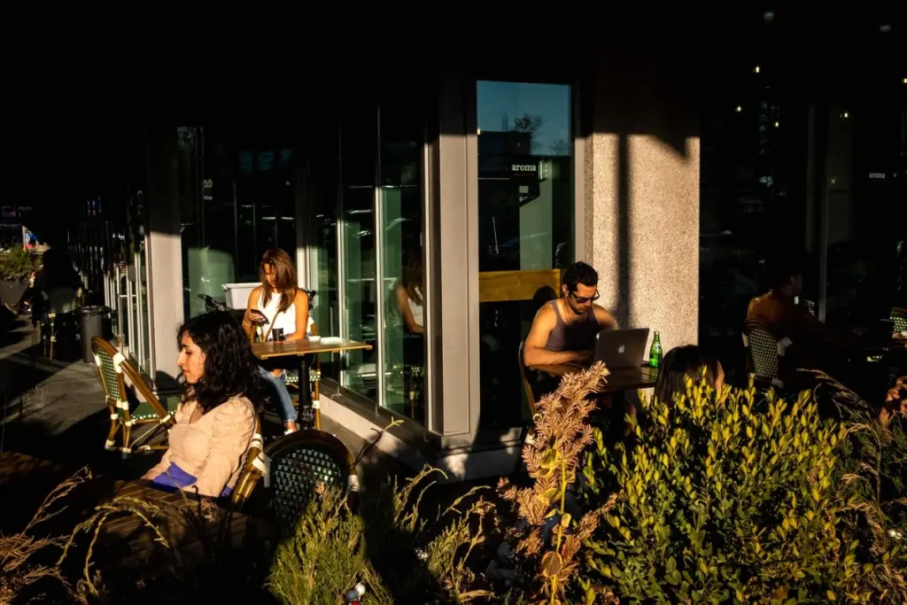 Bâtiment d’Affaires mondiales Canada avec employés entrant, illustrant le retour au bureau à 4 jours