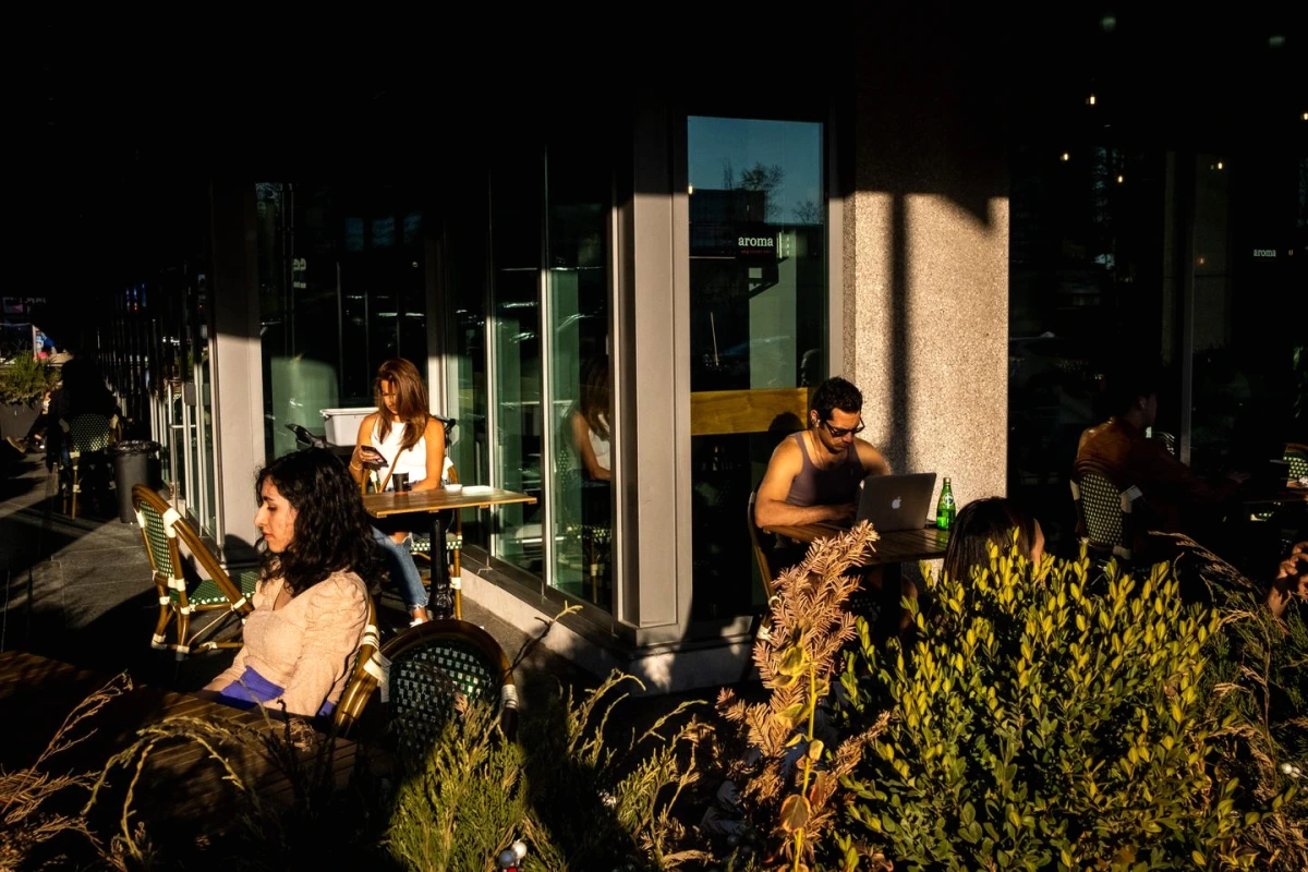 Bâtiment d’Affaires mondiales Canada avec employés entrant, illustrant le retour au bureau à 4 jours
