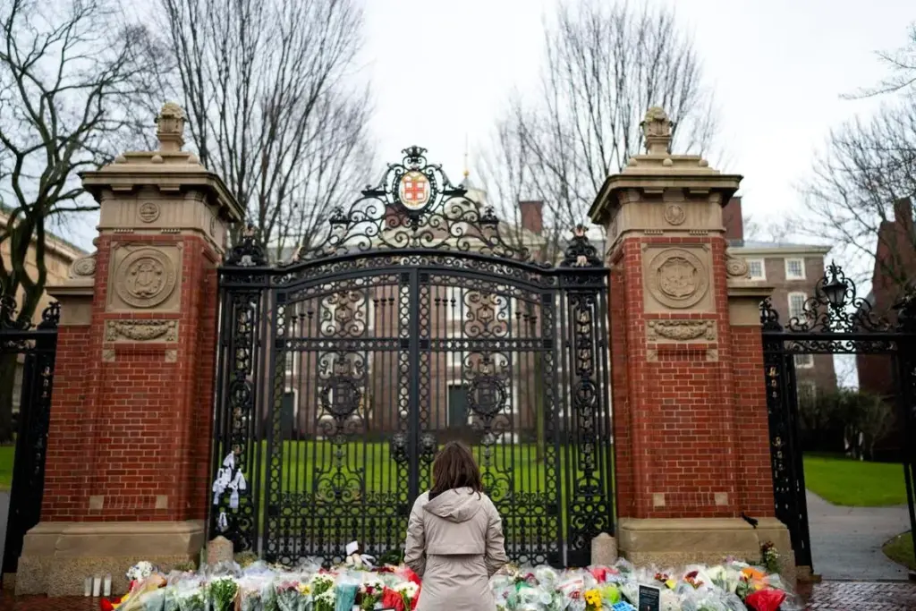 Bâtiment de Brown University avec ruban de police et agents en patrouille près de l’entrée, en journée