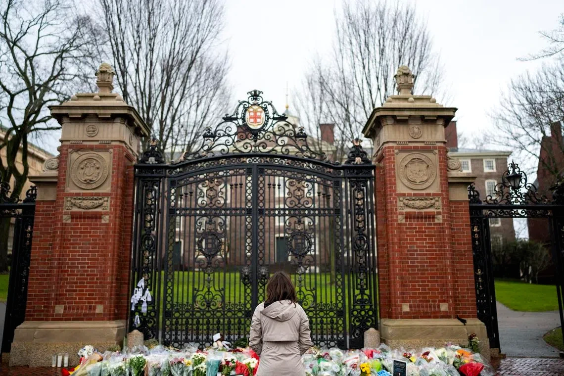 Bâtiment de Brown University avec ruban de police et agents en patrouille près de l’entrée, en journée