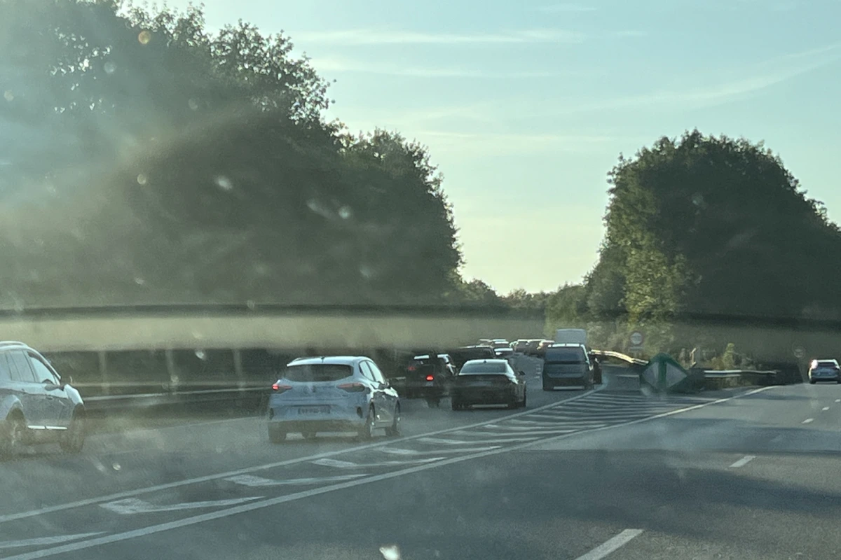 Bison Futé affiché sur un panneau routier, avec circulation dense sur une autoroute d’Île-de-France à Pâques