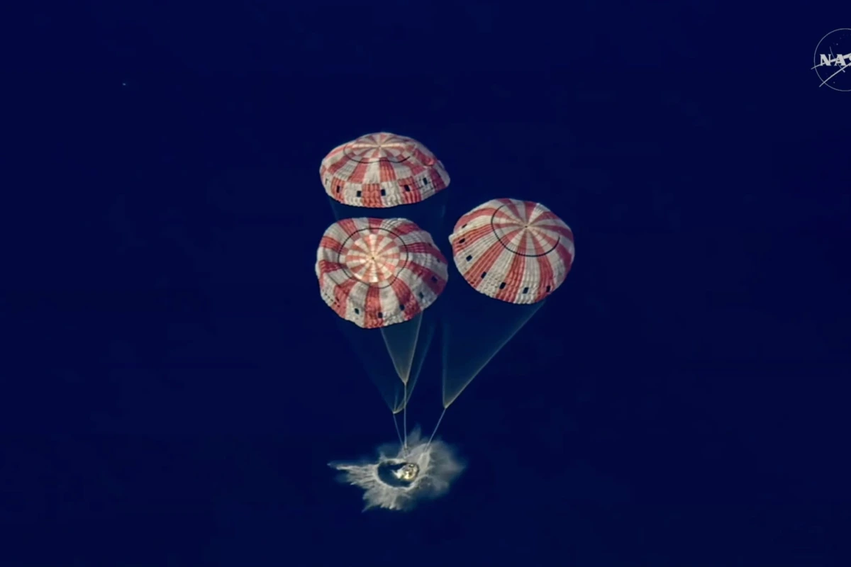 Capsule de mission historique de la NASA sur la Lune, flottant en mer après son retour sur Terre