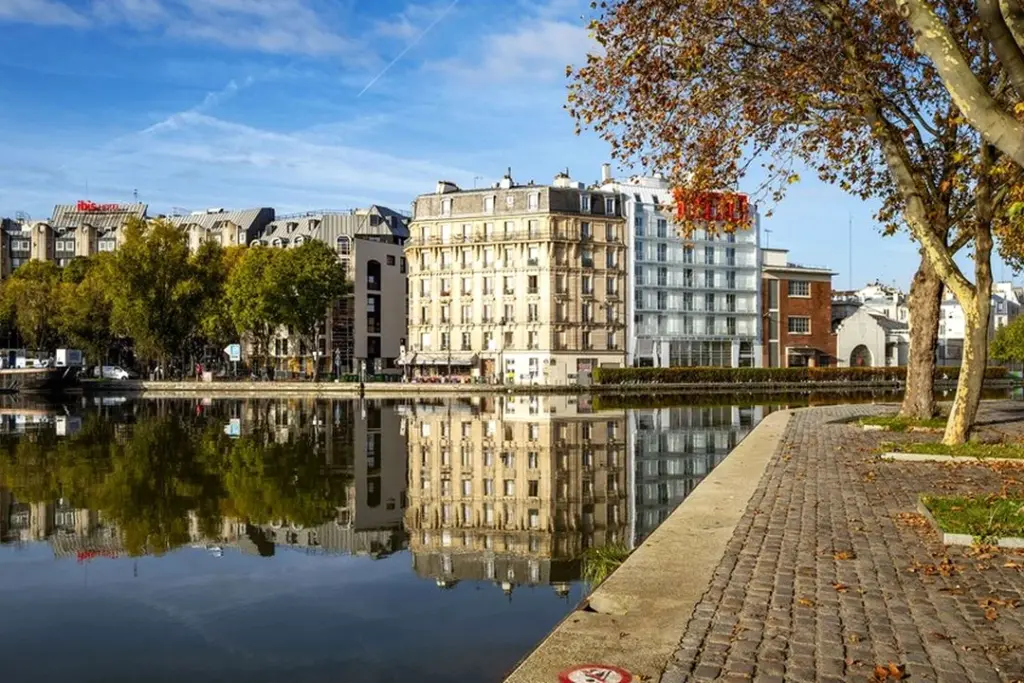Carte de Paris affichant les prix immobiliers par quartier, avec zones colorées et légende détaillée