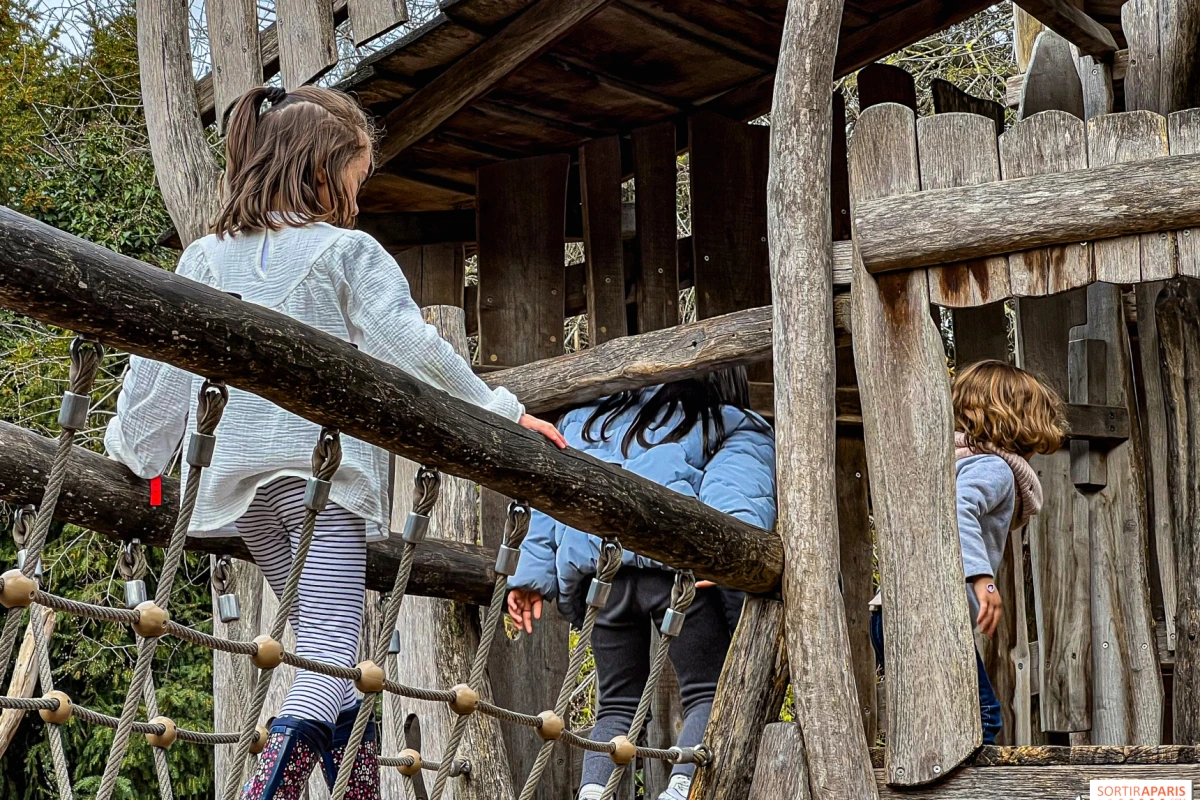 Chasse aux œufs à Paris : enfants cherchant des œufs colorés dans un parc printanier en Île-de-France