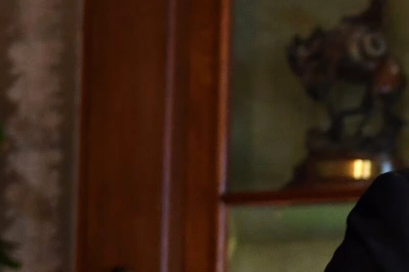 Christine Fréchette en conférence de presse à Québec, devant micros et journalistes, drapeau du Québec en arrière-plan