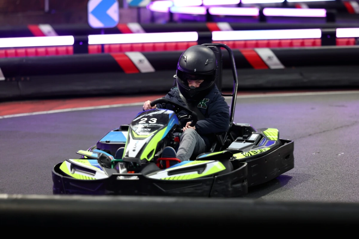 Circuit de kart à Paris avec piste balisée et karts alignés, vue d’ensemble d’une installation en extérieur