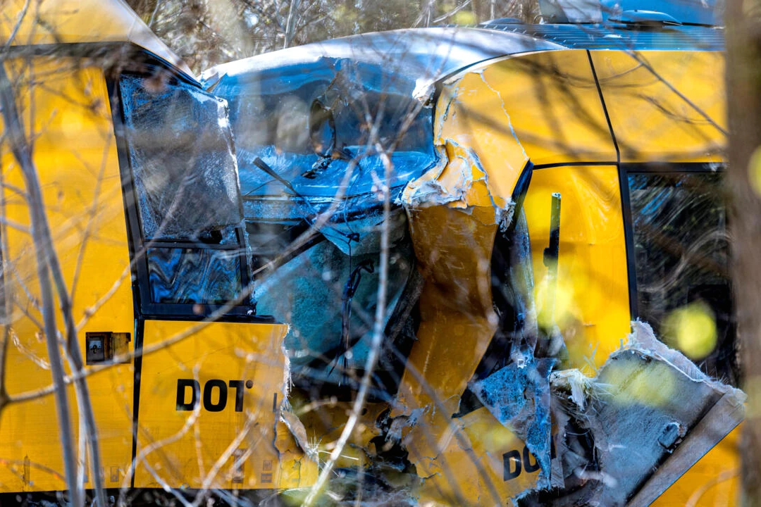 Collision de trains au Danemark près de Copenhague, wagons déraillés et secours intervenant sur les voies