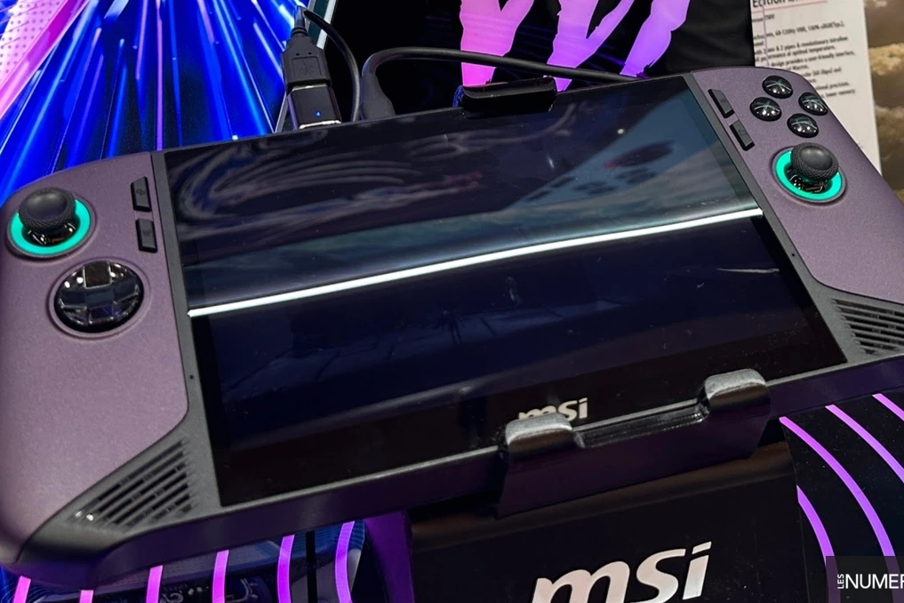 Console portable MSI Claw 8 EX AI+ en gros plan, écran allumé, posée sur une table avec étiquette de prix