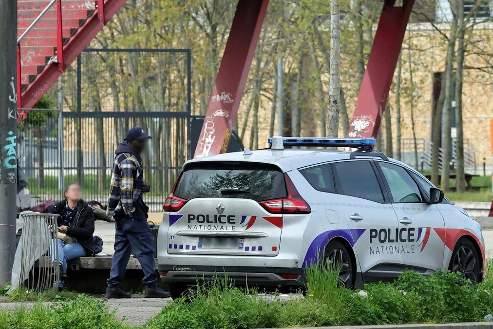 Deux dealers de crack à Paris, XIXe arrondissement, interpellés par des policiers dans une rue urbaine.