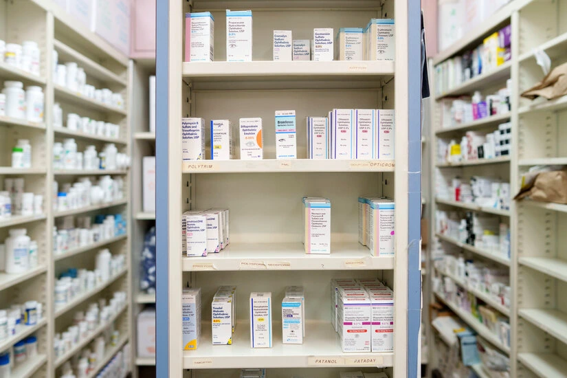 Donald Trump devant des drapeaux américains, parlant au pupitre lors d’une annonce sur les droits de douane