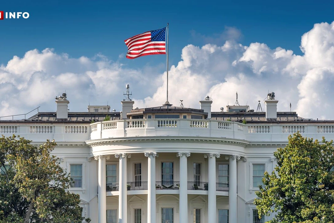 Donald Trump devant un chantier clôturé, avec engins de construction et panneaux d’arrêt en arrière-plan