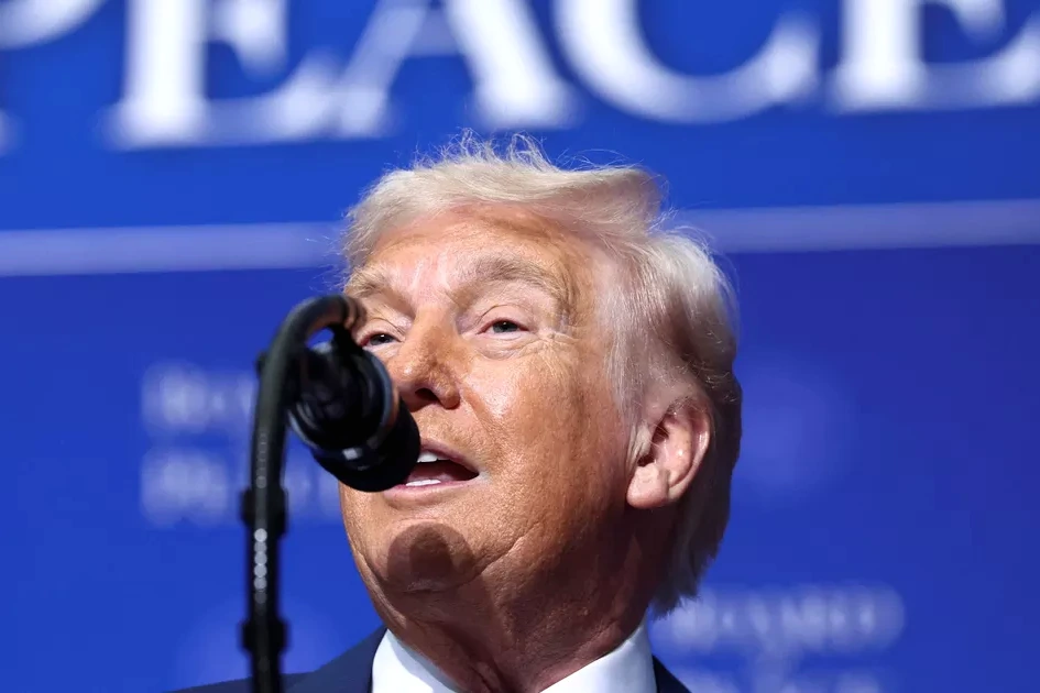 Donald Trump pose en costume aux côtés de Jésus en robe blanche, dans une image au style montage.