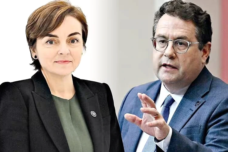 Drainville en complet, debout devant des microphones, lors d’une annonce au Conseil Fréchette