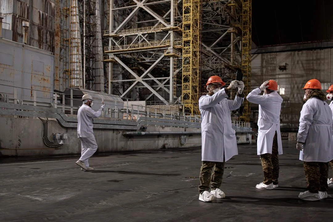 Drapeau de la Lituanie flottant devant un bâtiment officiel, avec drapeau russe en arrière-plan flou