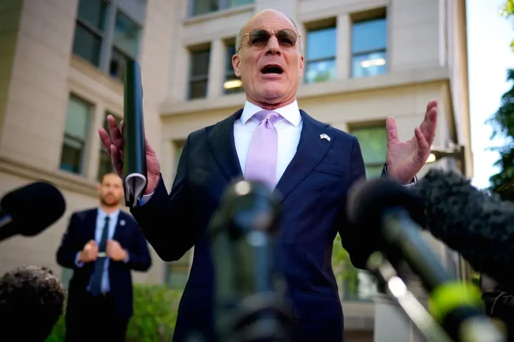 Drapeau israélien flottant devant un bâtiment officiel, illustrant le rejet d’Israël envers la France au Liban