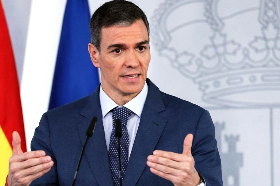 Drapeaux de l’OTAN et des pays membres alignés devant le siège de l’alliance, à Bruxelles.