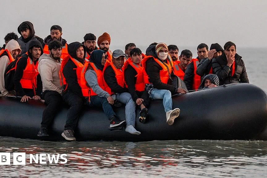 Drapeaux du Royaume-Uni et de la France côte à côte, avec petites embarcations sur la mer en arrière-plan