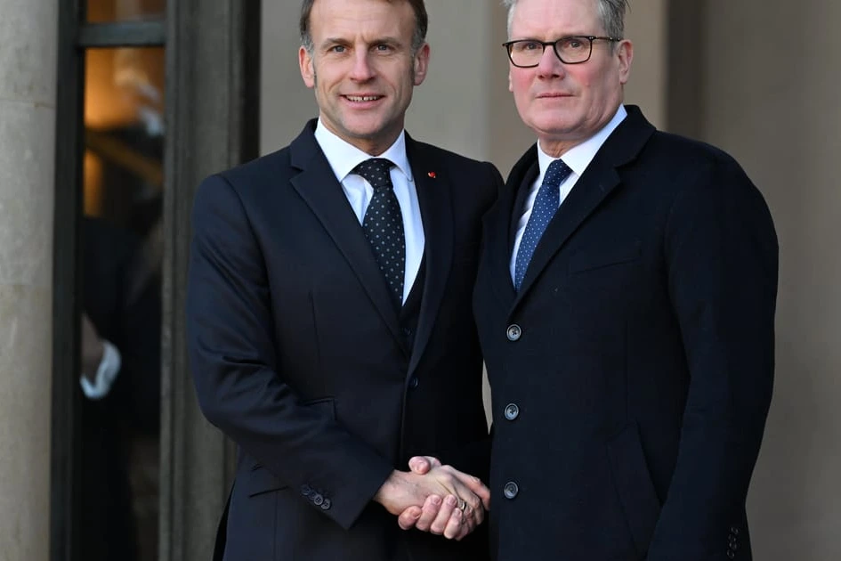 Drapeaux français et britannique côte à côte devant une carte du détroit d’Ormuz lors de pourparlers