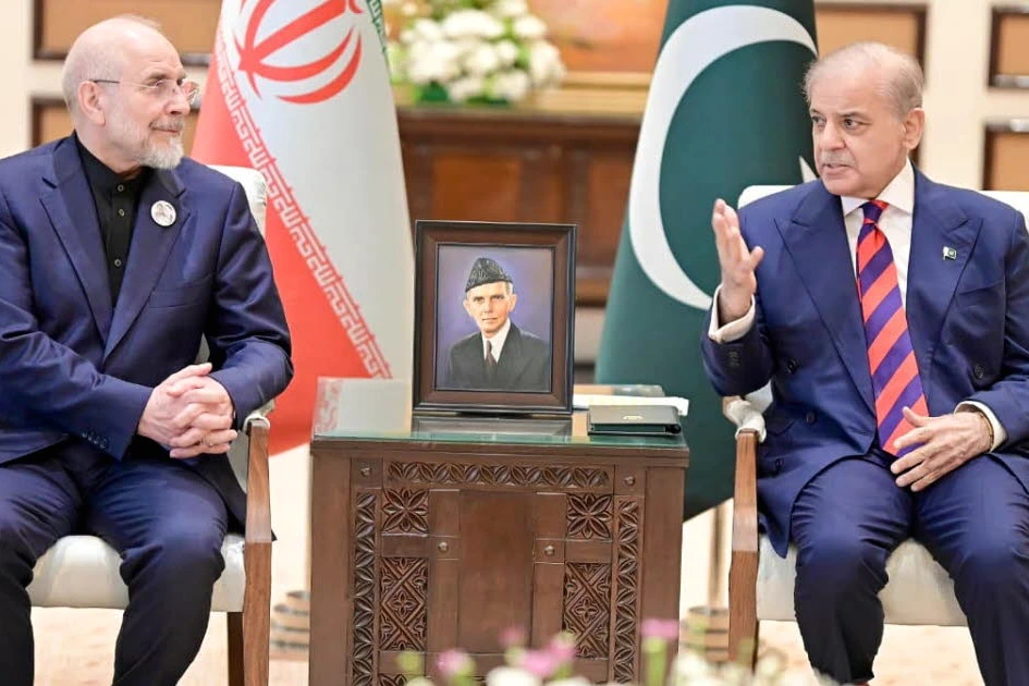 Drapeaux iranien et américain face à face, avec une carte du détroit d’Ormuz en arrière-plan