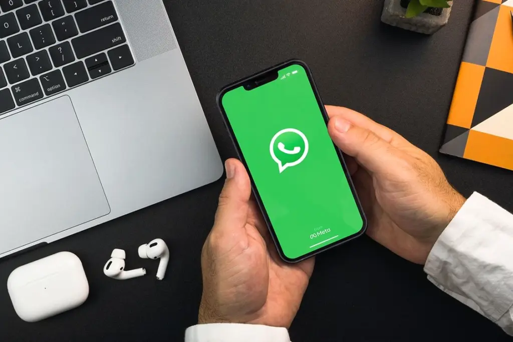Écran de smartphone affichant WhatsApp avec une interface de création de nom d’utilisateur et options de confidentialité
