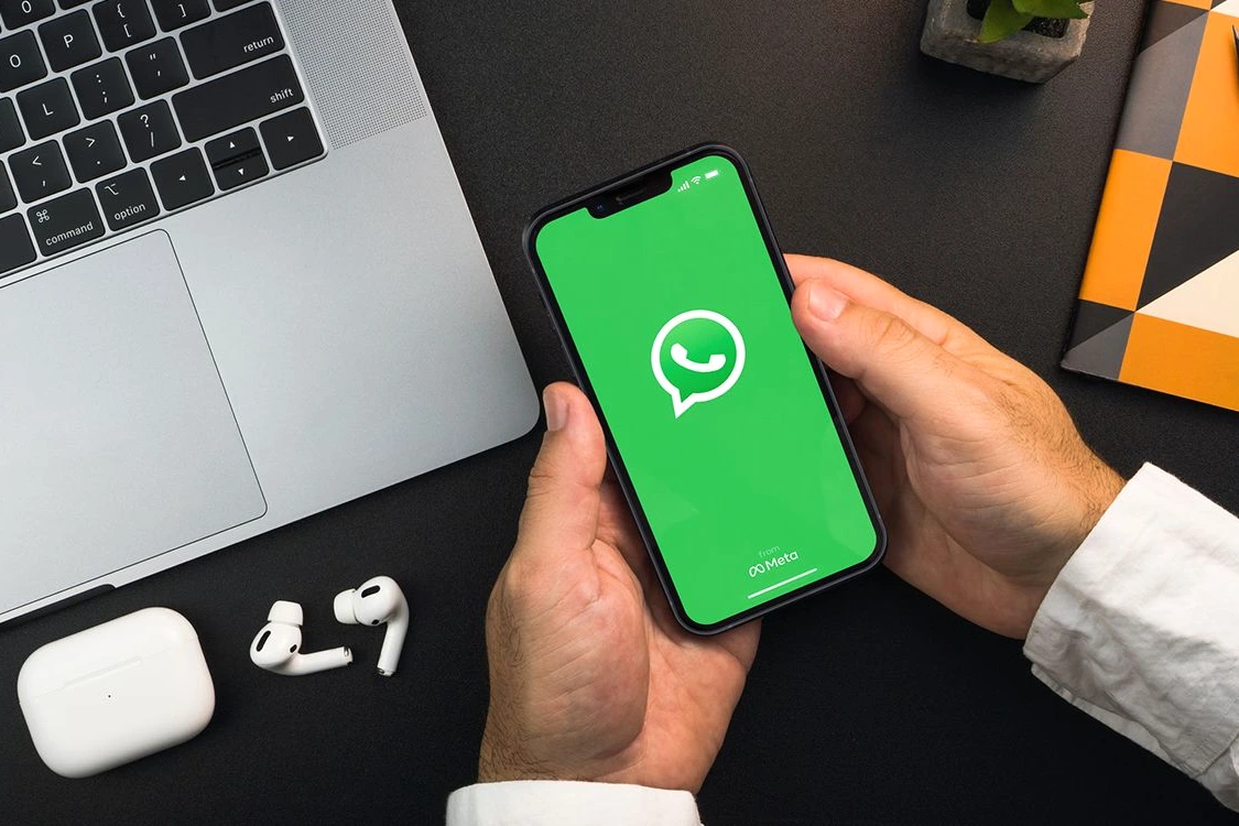 Écran de smartphone affichant WhatsApp avec une interface de création de nom d’utilisateur et options de confidentialité