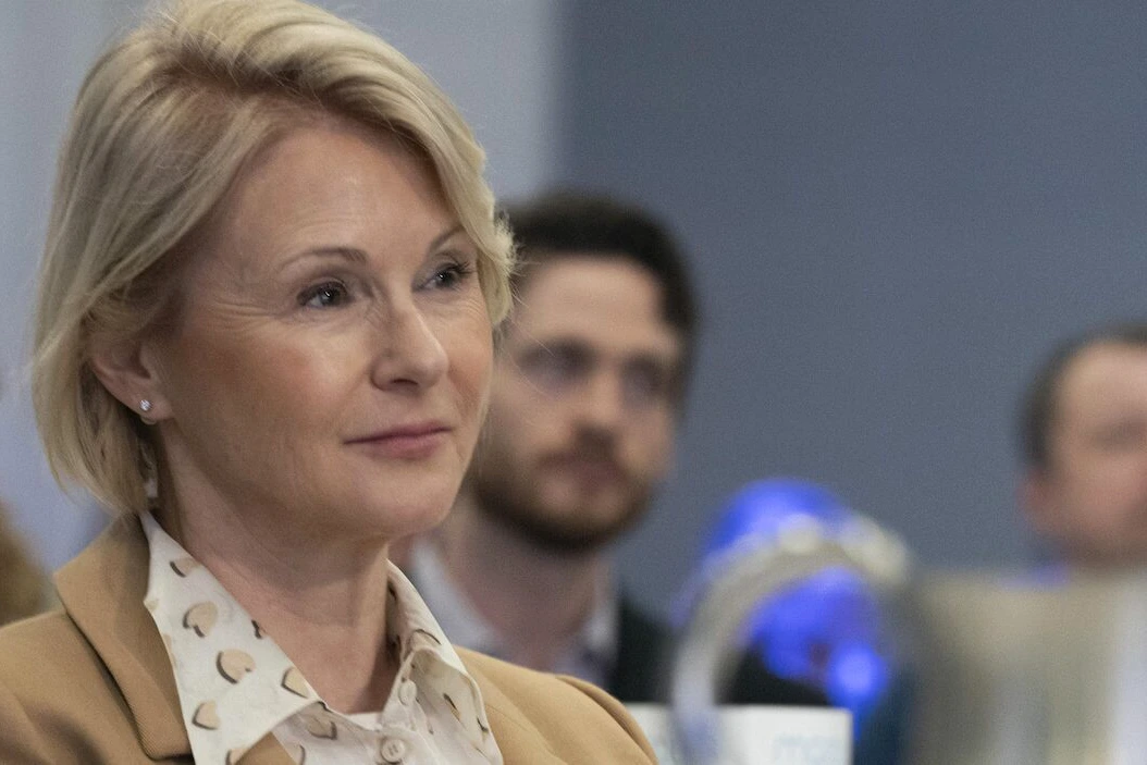 Écran d’ordinateur affichant un tableau de bord de santé numérique, avec feu vert et documents du C. A. sur un bureau