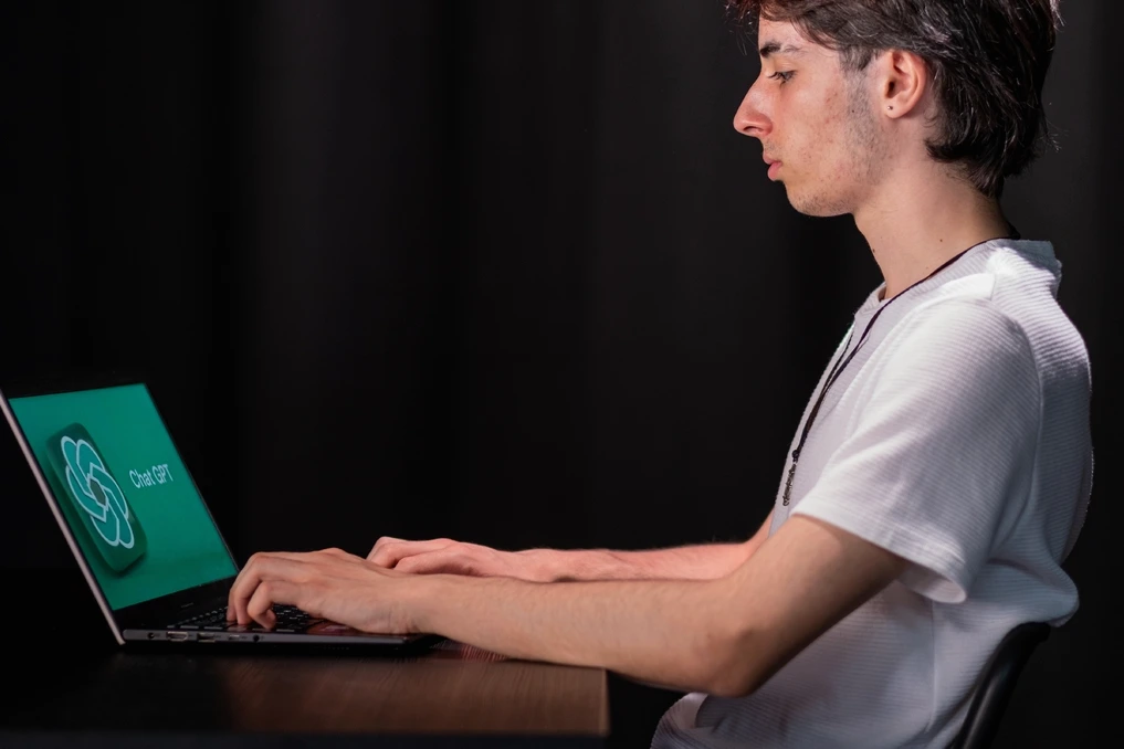 Écran d’ordinateur montrant ChatGPT résolvant un problème mathématique de 1960, avec équations visibles.