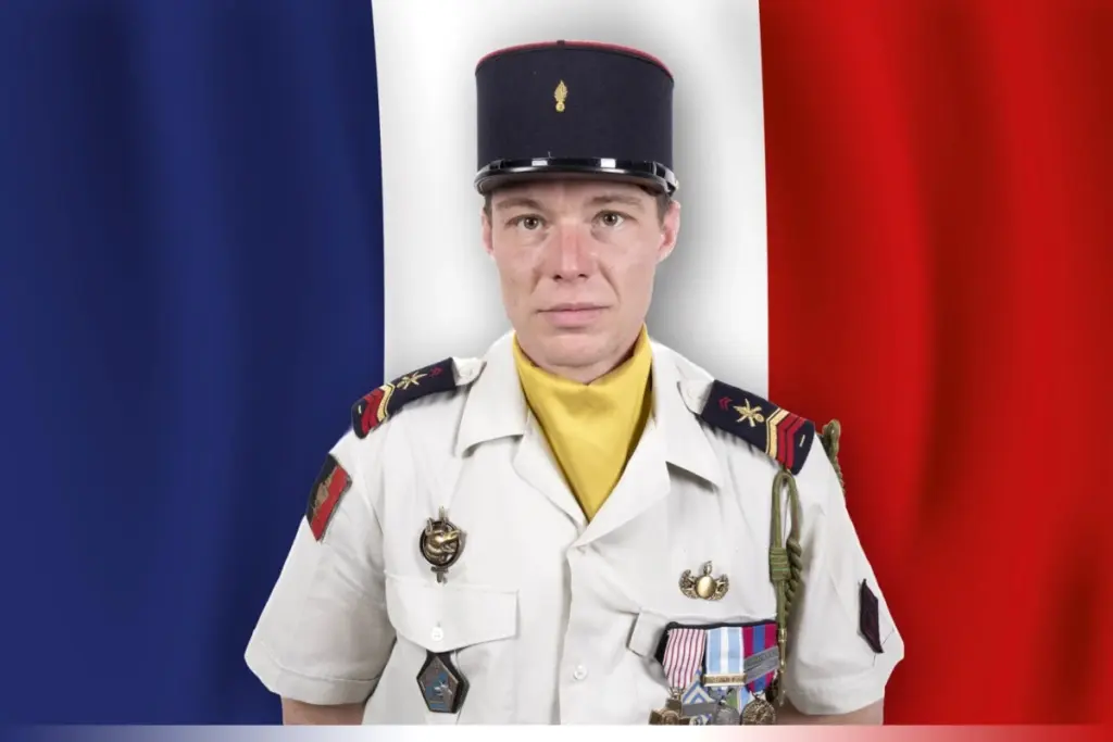 Emmanuel Macron s’exprime devant des drapeaux français et européens lors d’une déclaration sur le Liban.