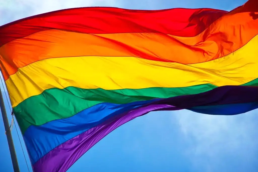 Façade de la Cour suprême, drapeau américain au premier plan, évoquant l’interdiction au Minnesota.