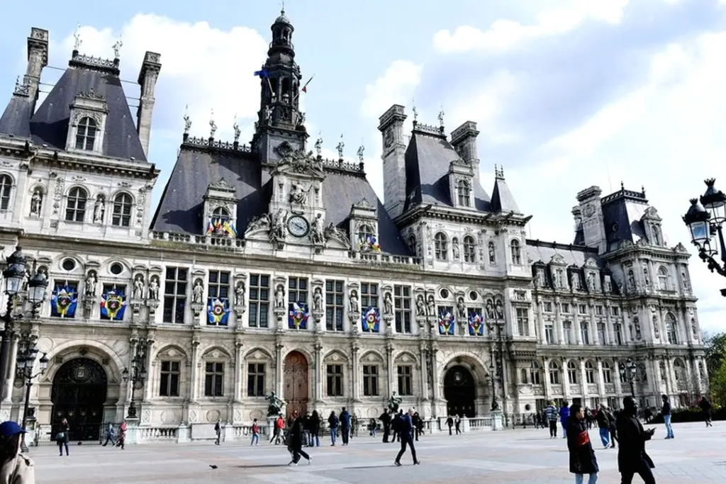 Façade de la Mairie de Paris avec drapeaux, vue de l’Hôtel de Ville sur la place de l’Hôtel de Ville