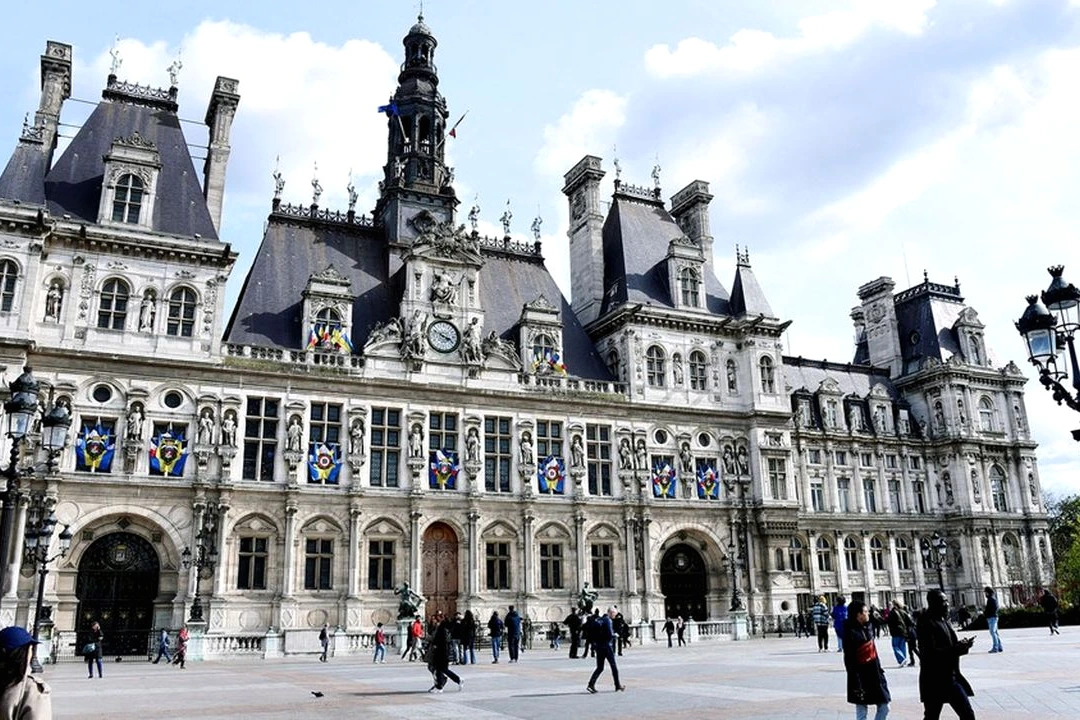 Façade de la Mairie de Paris avec drapeaux, vue de l’Hôtel de Ville sur la place de l’Hôtel de Ville