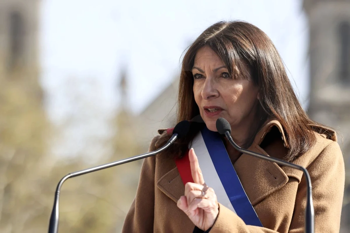 Façade de la mairie de Paris avec policiers et journalistes devant l’entrée, mardi, lors d’une perquisition