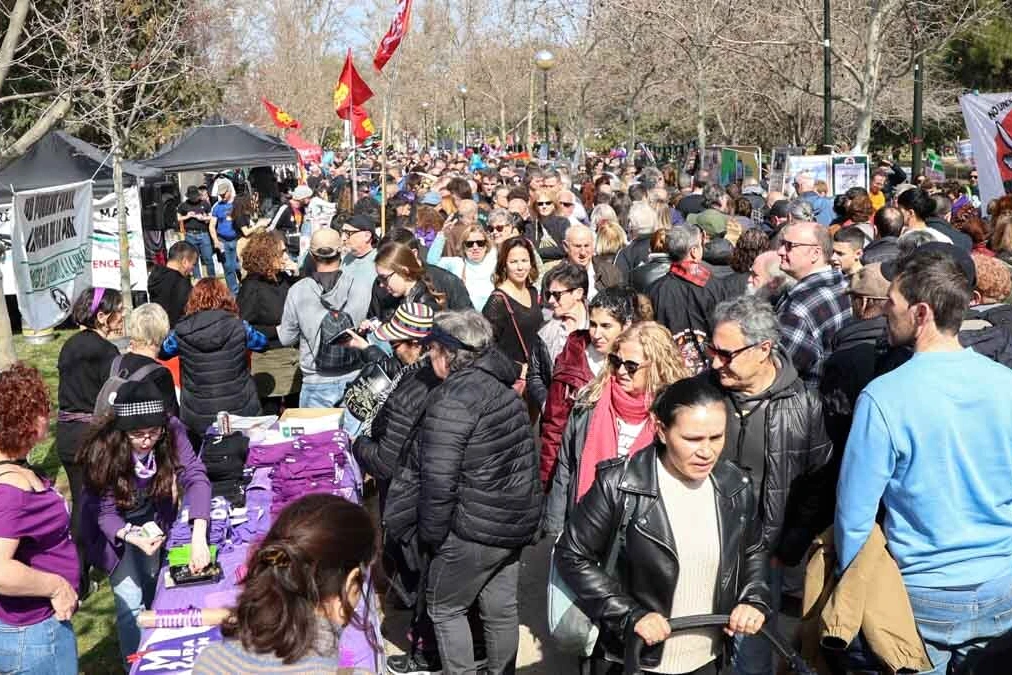Façade de la mairie de Saragosse avec drapeaux, sur une place ensoleillée.