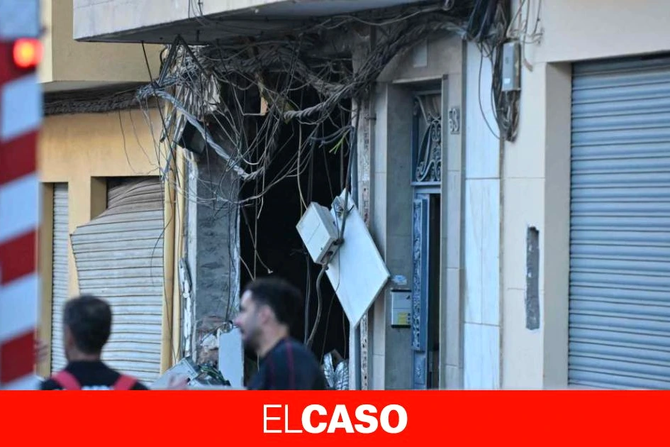 Façade d’un café à Almería endommagée après une explosion, débris au sol et secours sur place