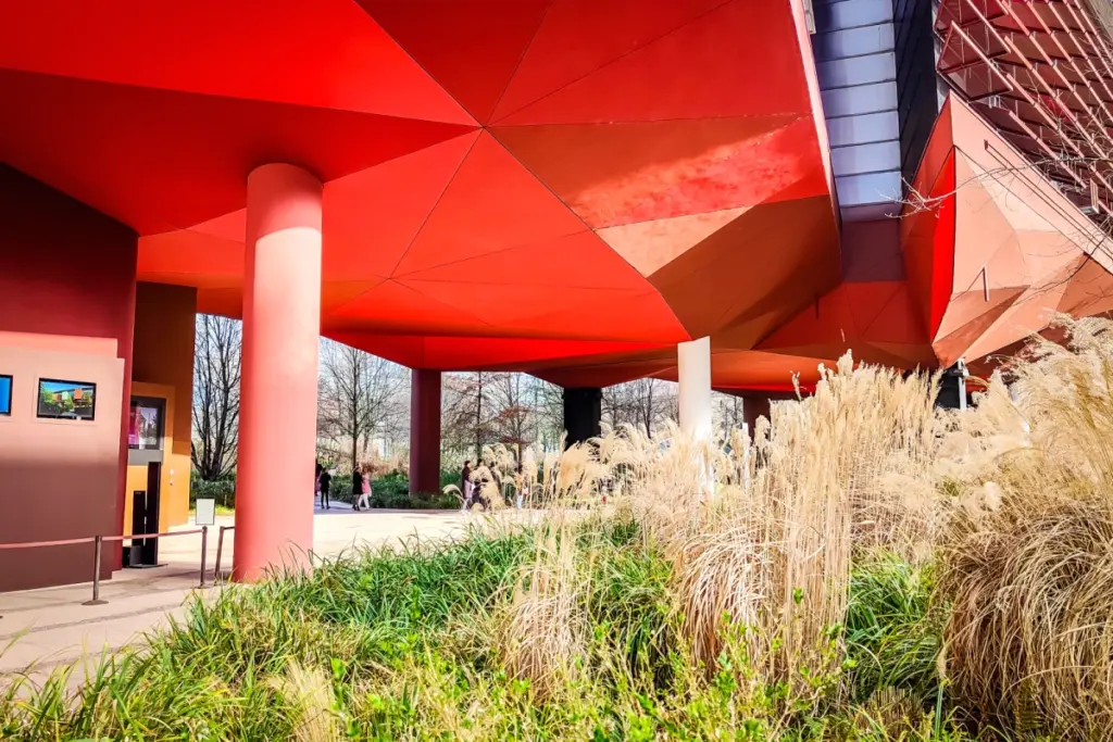 Façade éclairée du musée du Quai Branly la nuit, visiteurs entrant pour la Nuit des Musées 2026
