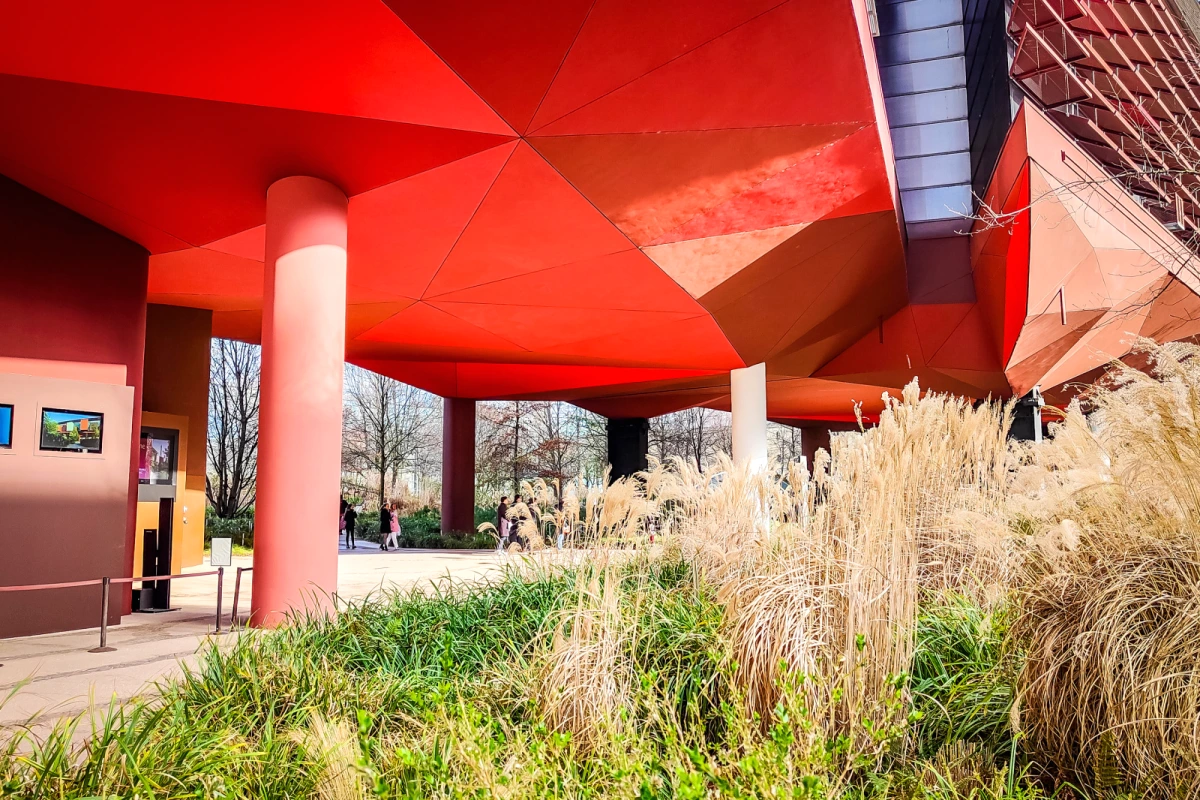 Façade éclairée du musée du Quai Branly la nuit, visiteurs entrant pour la Nuit des Musées 2026
