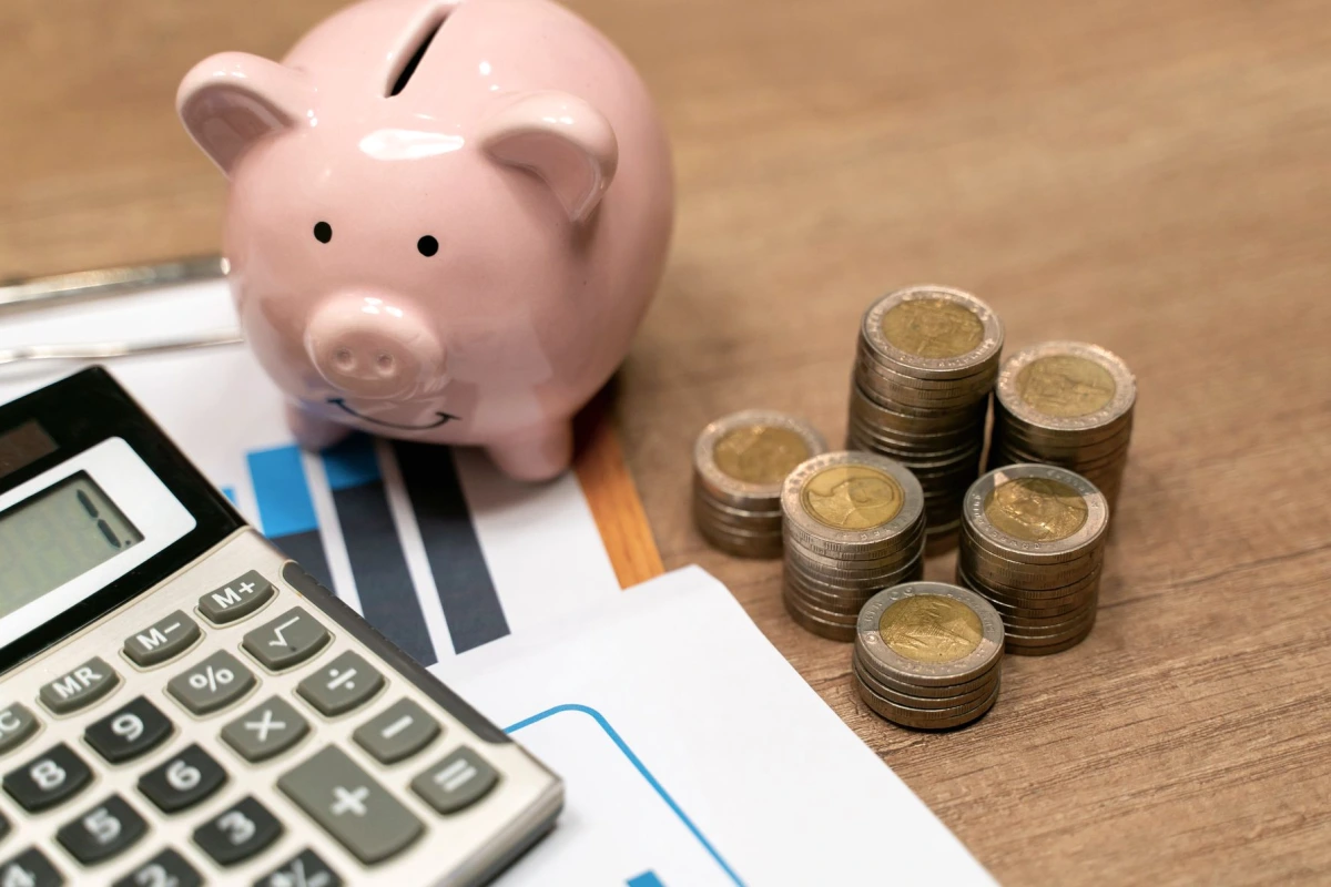 Formulaire de déclaration de revenus 2025 sur un bureau, avec calculatrice et stylo à côté