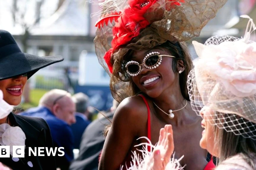 Foule élégante à Ladies Day Aintree, chapeaux et tenues chic devant l’entrée de l’hippodrome