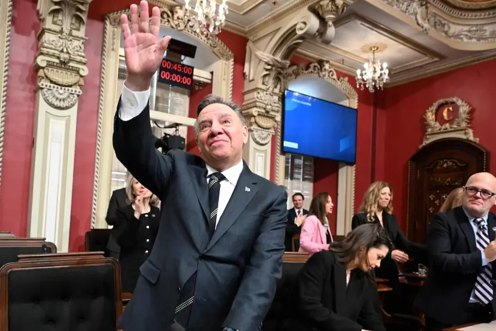 François Legault au pupitre de l’Assemblée nationale, saluant les députés lors de ses adieux.