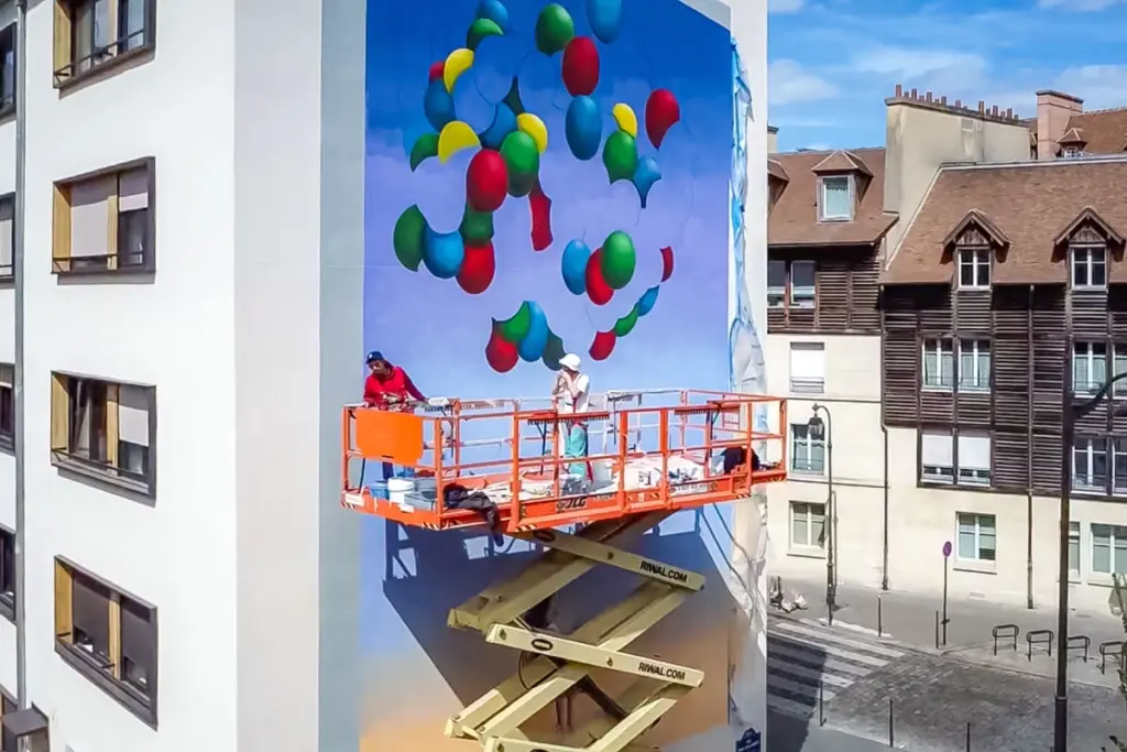Fresque colorée de Seth sur un mur du XIIIe à Paris, montrant un enfant peint en grand format