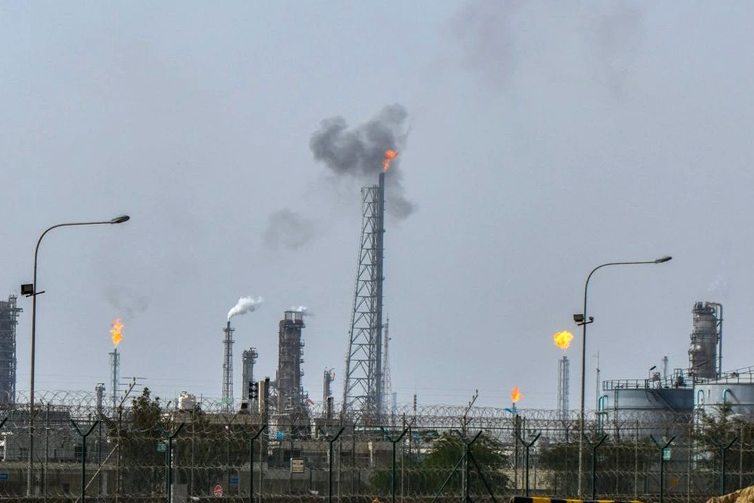 Fumée s’élevant au-dessus de Beyrouth après une frappe israélienne, bâtiments endommagés au premier plan