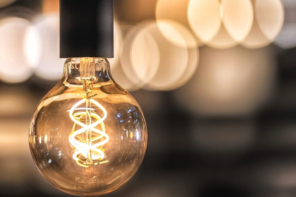 Graphique des prix de l’électricité PVPC en baisse, avec 22 tranches sous 100 € mises en évidence